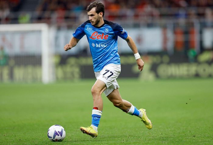  Kvaratskhelia ghi 7 bàn và có 7 kiến tạo cho Napoli sau 15 trận. Sự thăng hoa của tiền vệ này là chất xúc tác chủ chốt để Napoli dẫn đầu BXH Serie A và sớm giành quyền vào knock-out Champions League. Lúc này, Real Madrid và Chelsea đã cử tuyển trạch viên để theo sát Kvaratskhelia. 