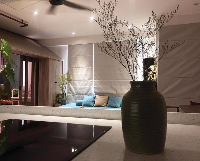 Như bố trí lại không gian bếp để gọn sạch và bố trí thêm nhiều thiết bị, phá bỏ mảng vách tường một phòng vệ sinh không sử dụng thành phòng thay đồ làm cho phòng ngủ chính rộng rãi và tiện nghi hơn…