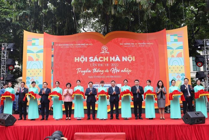 Các đại biểu thực hiện nghi thức cắt băng khai trương Hội Sách Hà Nội lần thứ VII. Ảnh: Hoàng Hiếu - TTXVN