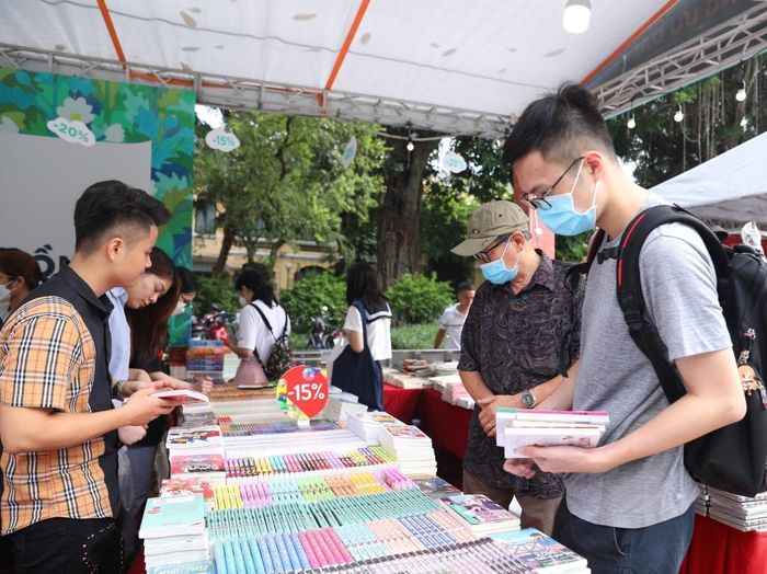 Người dân chọn mua sách tại các gian trưng bày. Ảnh: Hoàng Hiếu - TTXVN