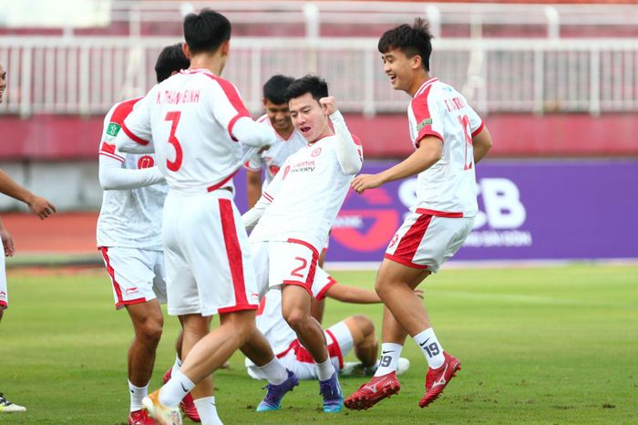 Tuấn Tài, Mạnh Dũng, Danh Trung vui vẻ trong lúc tập luyện