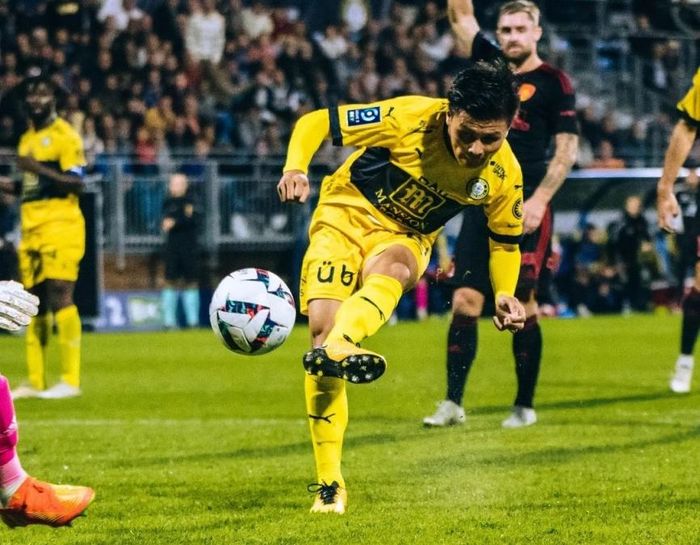 Bàn thắng lịch sử của Quang Hải - Ảnh: Pau FC