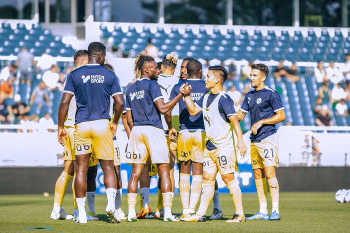 Đồng đội tại Pau FC thường xuyên động viên Quang Hải - Ảnh: Pau FC