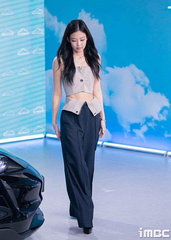Nữ thần tượng sinh năm 1996 để tóc xõa đơn giản, diện set đồ sành điệu với áo crop top và quần ống rộng tham gia sự kiện Porsche Sonderwunsch Haus. Ảnh: TV Report, IMBC.