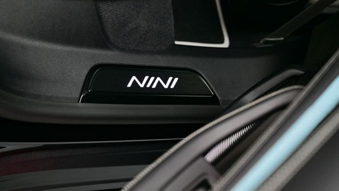 Đồng thời, biệt danh “NiNi” cũng xuất hiện nhiều nơi trên cả nội thất và ngoại thất của mẫu Taycan 4S.