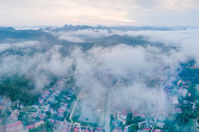 Mây luồn ở khu vực trung tâm huyện Văn Bàn là hiện tượng rất hiếm gặp.