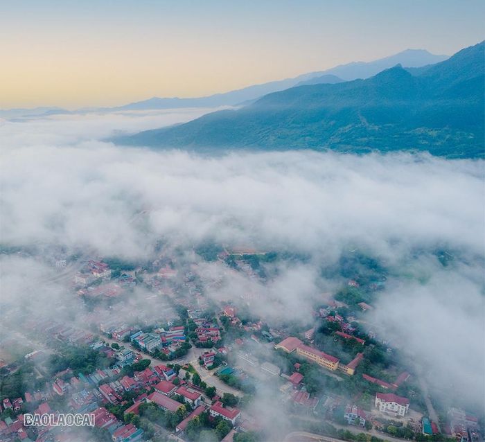 Thị trấn Khánh Yên trở nên mộng mơ.