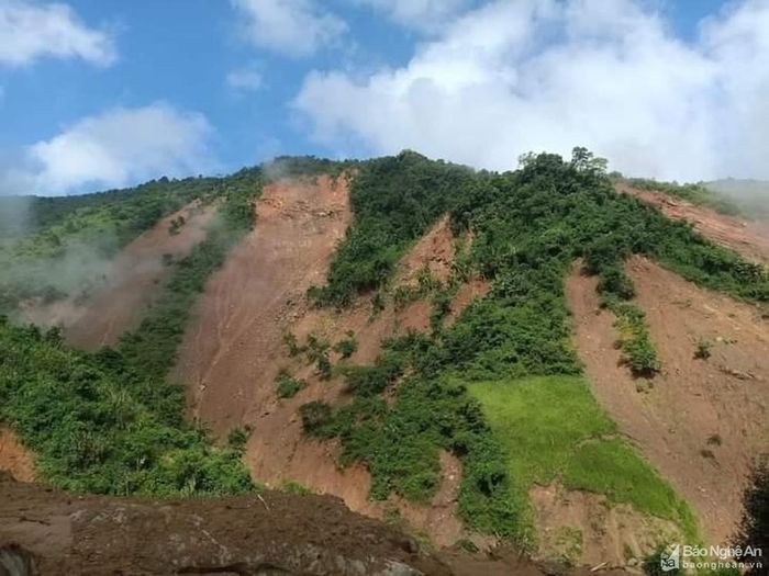 Nhiều dãy núi phía sau bản Hòa Sơn xuất hiện nhiều vết nứt, sạt lở đất nghiêm trọng. Ảnh: Lữ Phú