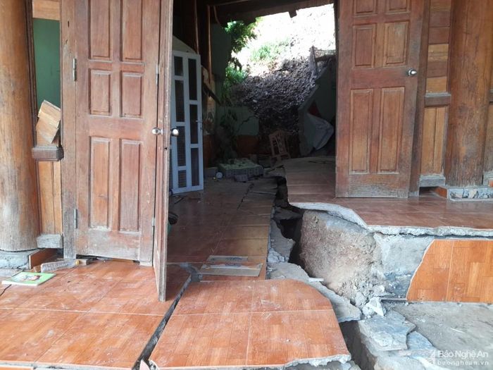 Nhiều ngôi nhà bị chia đôi bởi các vết nứt dài hàng chục mét, sâu 2 mét, rộng 0,5 mét. Ảnh: Lữ Phú