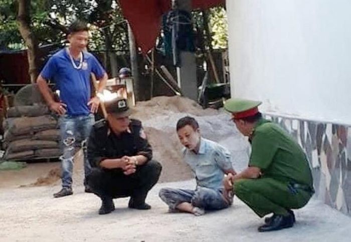 Đối tượng T. (ngồi giữa) bị lực lượng chức năng khống chế.