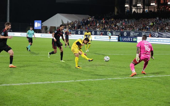 Quang Hải có bàn thắng đầu tiên tại Pau FC.