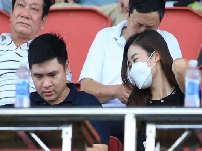 Đầu tháng 8/2022, cặp đôi ngồi cạnh nhau trên khán đài xem bóng đá. Ảnh: Vietnamnet