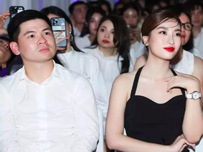Tối ngày 27/4/2022, trong một chương trình âm nhạc, Mỹ Linh ngồi cạnh Vinh Quang. Ảnh: Zing