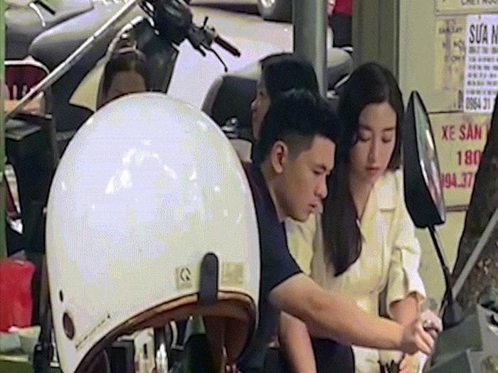 Cuối tháng 9/2022, cả hai lộ ảnh cùng ăn uống ở vỉa hè. Ảnh: Arttimes