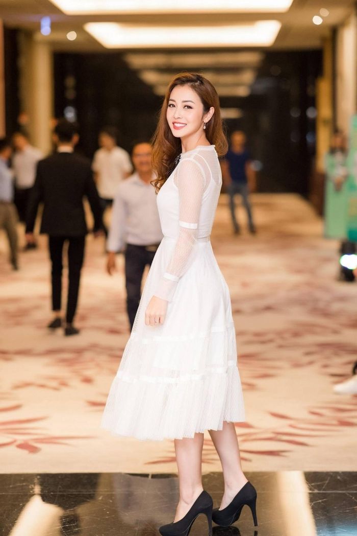 Khi xuất hiện tại sự kiện, người đẹp biến hóa nhiều phong cách thời trang khác nhau, khi thì nữ tính, thanh lịch, lúc lại gợi cảm, quyến rũ.