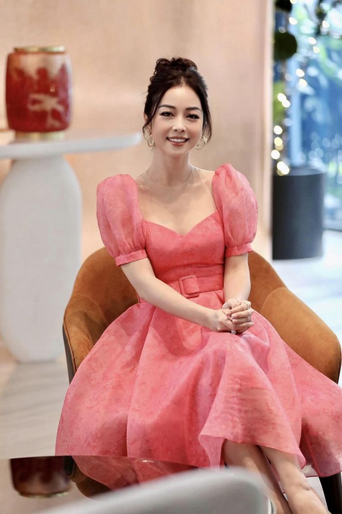 Dù đã là bà mẹ của 4 thiên thần nhưng Hoa hậu Jennifer Phạm vẫn khiến người đối diện khó có thể rời mắt vì gương mặt xinh đẹp, rạng rỡ.