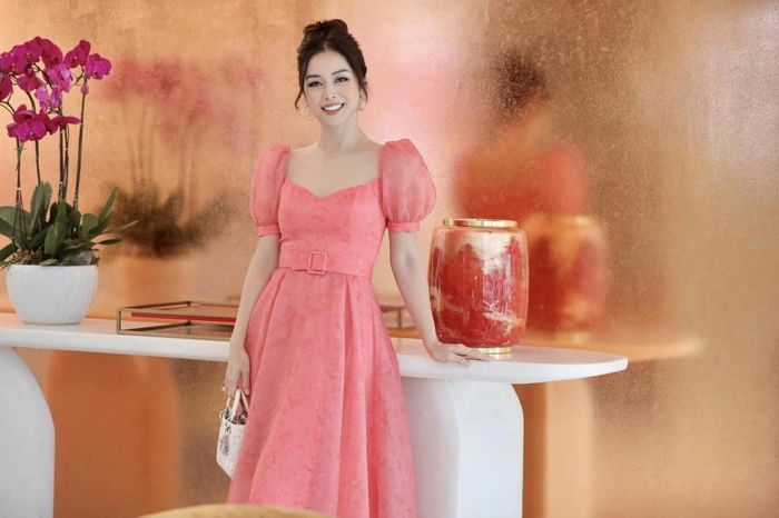 Người đẹp nổi bật với nụ cười tươi và gương mặt khả ái.