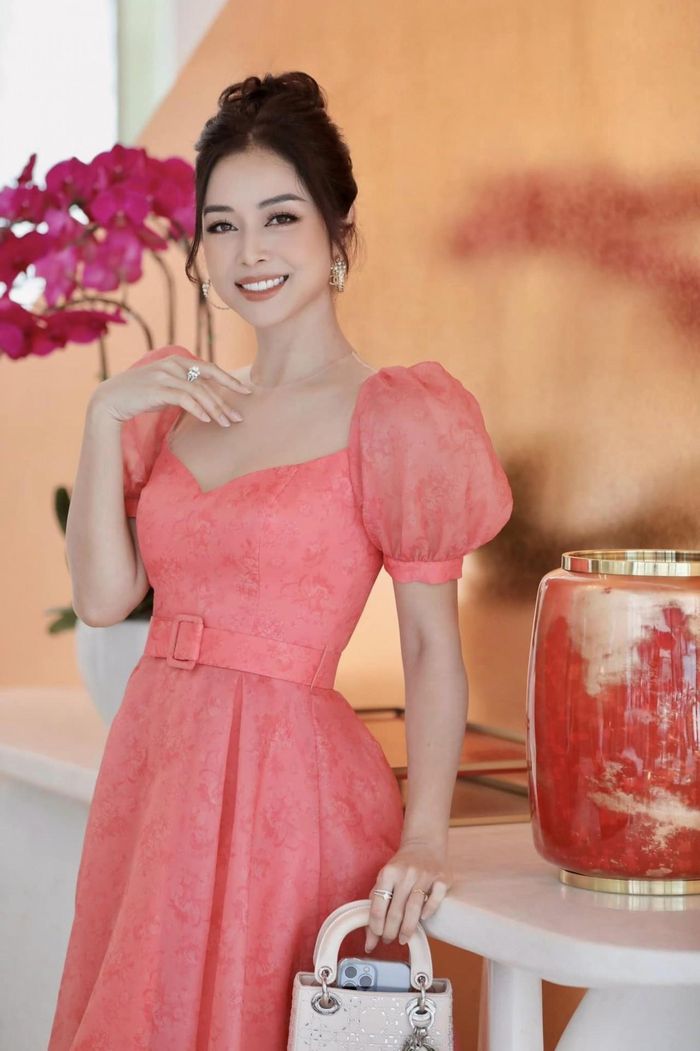 Với vẻ đẹp hiện đại và quyến rũ, Jennifer Phạm gây ấn tượng đặc biệt mỗi khi xuất hiện.