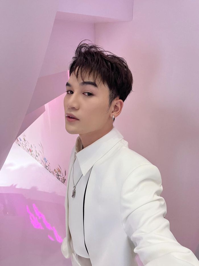 Ca sĩ Ali Hoàng Dương chụp lại biểu cảm khi lâng lâng say.