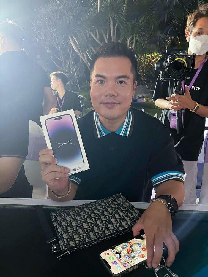 Những vị khách có iPhone 14 đầu tiên. Ảnh: Minh Tuấn