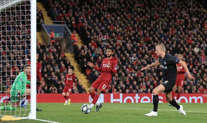 Haaland ghi bàn vào lưới Liverpool trong màu áo Salzburg
