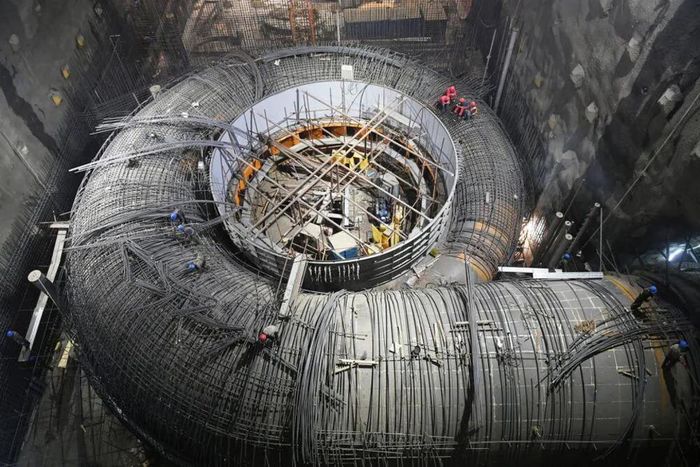 Các công nhân thi công tại nhà máy Bạch Hạc Than vào tháng 5/2019. Ảnh: Reuters
