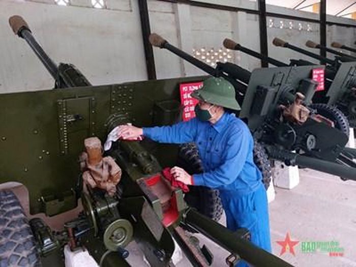 Đại úy QNCN Nguyễn Thị Hoa thực hiện nhiệm vụ bảo quản pháo mặt đất.