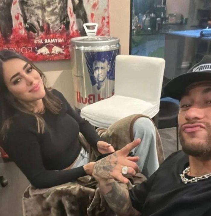 Neymar khoe ảnh chụp chung với bạn gái ở Paris. 
