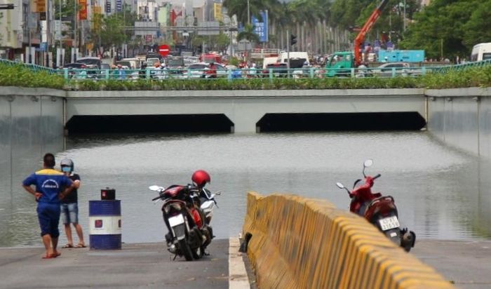 Do mưa lớn kéo dài, hầm chui Điện Biên Phủ - Nguyễn Tri Phương bị ngập nước hoàn toàn đến nóc hầm. Đơn vị quản lý đã sử dụng máy bơm công suất lớn nhưng không cải thiện được tình hình.