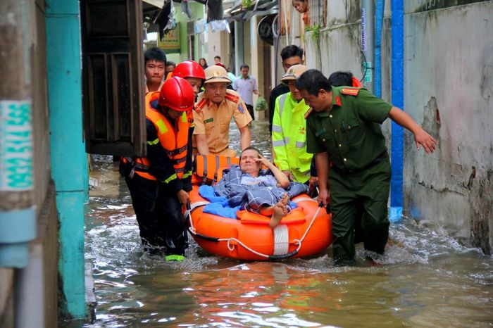 Theo báo cáo tại cuộc họp ứng phó, khắc phục hậu quả bão số 5 và mưa lũ do Thành ủy Đà Nẵng tổ chức, hiện đã có 4 người tử vong do mưa lũ. Trong ngày 14/10, chính quyền Đà Nẵng đã tổ chức di tản hàng ngàn người dân ra khỏi các khu vực bị ngập sâu. Trong hình, lực lượng công an tổ chức di tản cho người già tại khu vực hẻm 96 Điện Biên Phủ.