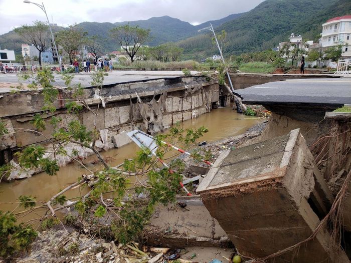 Cống thoát nước tại điểm giao giữa đường Lê Văn Lương và Trường Sa bị sụp 2 bên mố tạo thành hố sâu. Tại điểm sạt lở này, có 2 người tham gia giao thông bị tai nạn. Hiện 2 xe máy vẫn đang nằm sâu dưới nước.