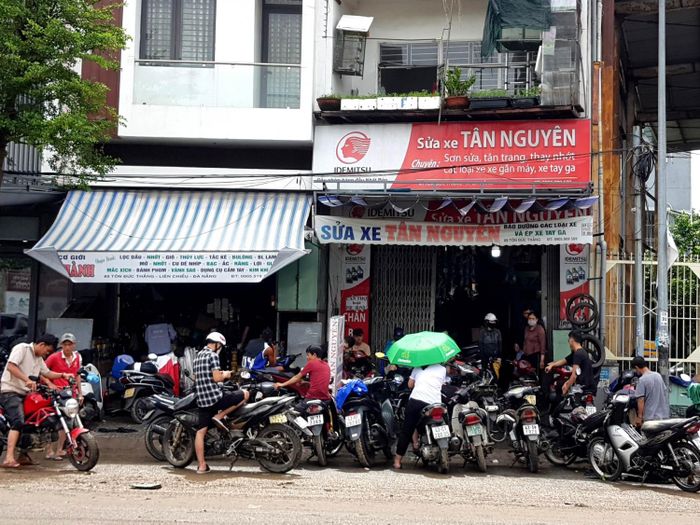 Do mưa quá lớn, nước lên nhanh nên người dân không kịp di dời tài sản. Trong sáng 15/10, các tiệm xe máy đông nghịt người đem xe đến sửa chữa. Anh Trần Văn Tuân (thợ sửa xe trên đường Hoàng Diệu) cho biết, lượng xe được đưa đến tiệm gấp nhiều lần ngày thường, các lỗi sửa đều do ngập nước, hậu quả của trận mưa lũ lịch sử hôm qua.