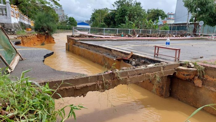 Mố cầu tại đường Nguyễn Xí (quận Liên Chiểu) đã bị lũ cuốn trôi. Liên Chiểu là một trong những quận chịu thiệt hại nặng nề nhất trong trận lũ lịch sử này.