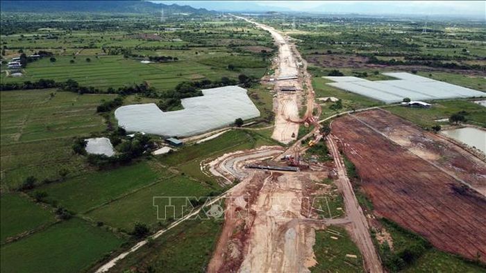 Thi công móng cầu vượt trên tuyến cao tốc đoạn qua tỉnh Ninh Thuận. Ảnh minh họa: Huy Hùng/TTXVN