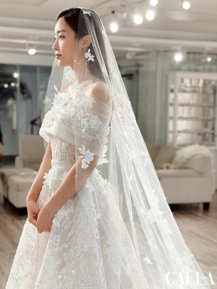 Trong chiếc váy trắng tinh khôi, Đỗ Mỹ Linh khoe vẻ đẹp thanh thuần đậm chất Á Đông. Dủ chỉ là những hình ảnh hậu trường nhưng ngắm nghía nàng Hậu, người hâm mộ không khỏi trầm trồ vì nhan sắc mặn mà và khí chất chuẩn phu nhân hào môn.