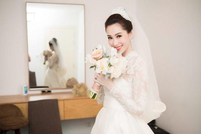Đặng Thu Thảo là một trong những nàng hậu Việt được lòng của người hâm mộ dù không đi thi quốc tế. Hiện tại, cô đang có cuộc sống hạnh phúc bên chồng doanh nhân và 2 nhóc tỳ đáng yêu. Còn nhớ năm 2017, cô và doanh nhân Trung Tín tổ chức hôn lễ. Trong mẫu váy cưới được thiết kế kín đáo, Đặng Thảo Thảo khoe vẻ đẹp nhẹ nhàng, hiền dịu đúng với tính cách của cô. Nhan sắc được ví như "thần tiên tỷ tỷ" của nàng Hậu như được tô vẽ thêm trong chiếc váy cưới đẹp đẽ.