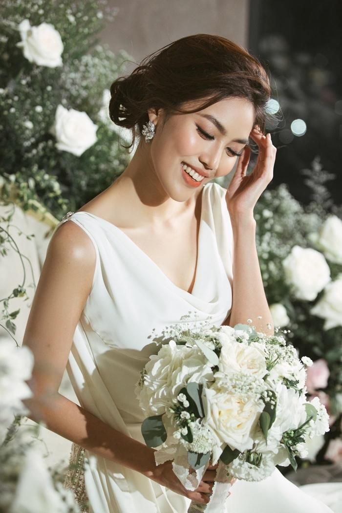 Trong đám cưới của mình hồi năm 2018, Lan Khuê gây thương nhớ khi diện chiếc váy hơi hướng cổ điển và thanh lịch. Trong thiết kế trắng, Top 11 Miss World 2015 khoe vóc dáng mảnh mai và xương quai xanh gợi cảm. Khi bước lên sân khấu làm lễ, Lan Khuê khiến nhiều người choáng ngợp vì nhan sắc ngọt ngào và sự lộng lẫy mà chiếc váy cưới mang lại.