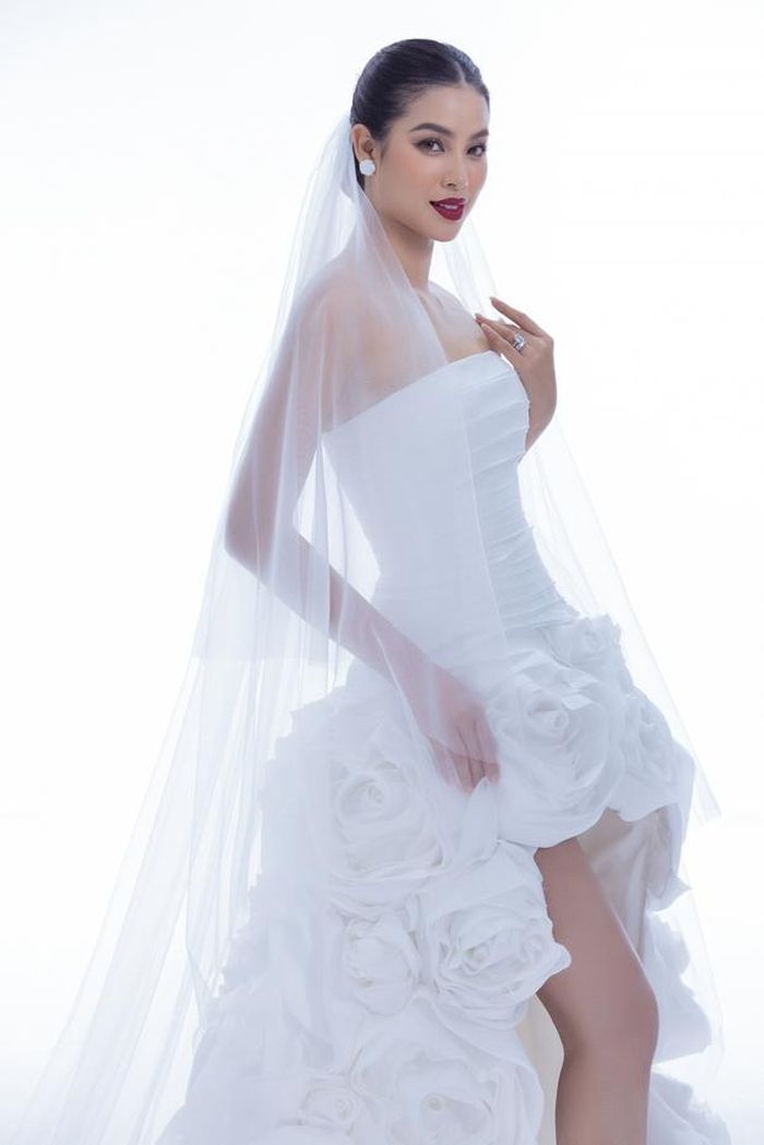 Dù đã sang Mỹ định cư được 4 năm nhưng Phạm Hương vẫn là người đẹp được công chúng thường xuyên nhắc đến. Trong chuyến về Việt Nam hồi tháng 7 vừa qua, Hoa hậu Hoàn vũ Việt Nam 2015 đã cùng chồng thực hiện bộ ảnh cưới đặc biệt. Nhan sắc mặn mà, quyến rũ của Phạm Hương càng thêm thăng hạng khi cô khoác lên mình chiếc váy cưới lộng lẫy.