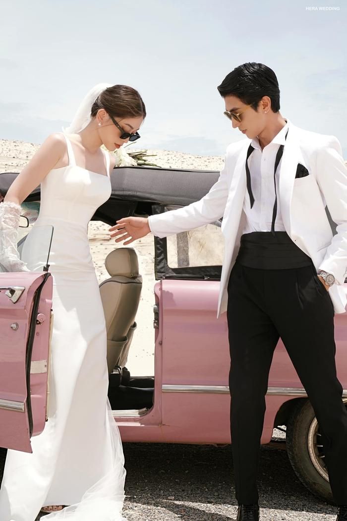 Bối cảnh chụp ảnh cưới của đôi tân lang tân nương là một đồi cát xinh đẹp. Trong khi chú rể diện bộ vest lãng tử thì cô dâu Phương Nga khiến công chúng thích thú khi đeo kính mát đen trông vô cùng cá tính.