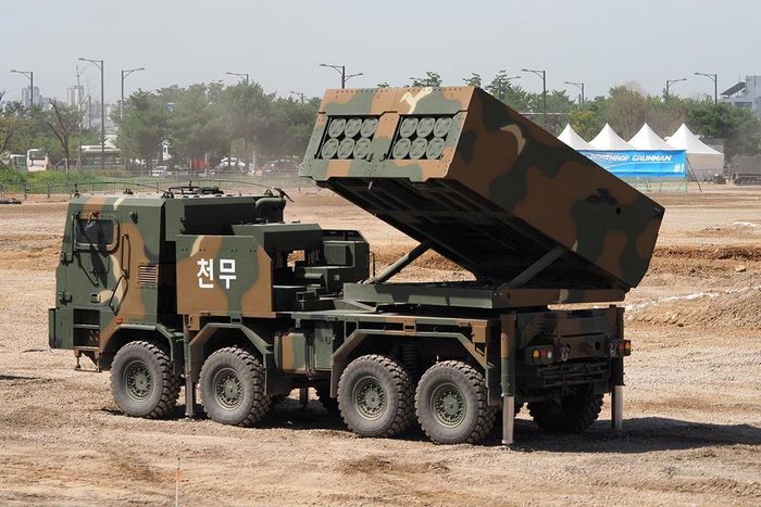 Tuy nhiên hệ thống Chunmoo K239 MRL chưa có kinh nghiệm chiến đấu, bất chấp việc đã có tổng cộng 218 hệ thống được sản xuất cho đến nay. Tổ hợp MLRS này có trọng lượng 31 tấn, chiều dài 9 mét, được vận hành bởi kíp chiến đấu 3 người.