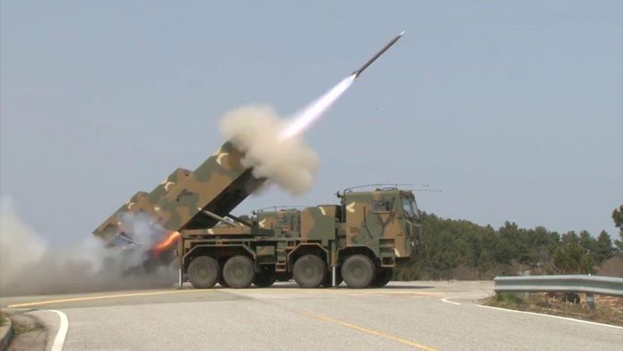 Đối với Chunmoo K239, đây là hệ thống pháo phản lực dẫn đường (MRLS) của Hàn Quốc, được Tập đoàn Hanwha Defense phát triển vào năm 2013 để thay thế loại K136 Kooryong đã lỗi thời.
