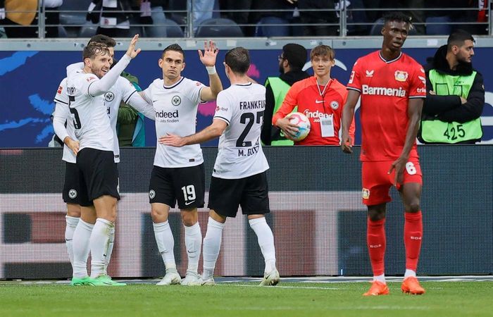 Đội bóng của HLV Alonso lép vế hoàn toàn trước nhà đương kim vô địch Europa League. Leverkusen chỉ có 5 pha dứt điểm (2 trúng đích) về phía khung thành đối thủ trong khi Frankfurt có tới 19 (10 trúng đích). 