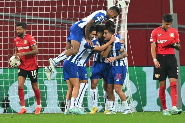  Vài ngày trước, đại diện nước Đức thua Porto 0-3 ngay trên sân nhà. Đó cũng là trận đấu Leverkusen thể hiện sự non nớt so với đối thủ Bồ Đào Nha. Đội bóng của HLV Xabi lúc này còn cơ hội vượt qua vòng bảng Champions League nhưng cánh cửa của họ khá hẹp. 