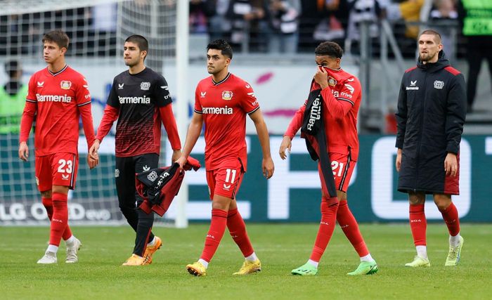  Tại Bundesliga, tình hình với Leverkusen bi đát hơn nhiều. Sau trận thua Frankfurt, HLV Xabi và các học trò rơi xuống vị trí thứ 16 trên bảng xếp hạng. Nếu không nhanh chóng lấy lại phong độ, đội chủ sân BayArena đứng trước viễn cảnh đua trụ hạng ở mùa giải năm nay. 