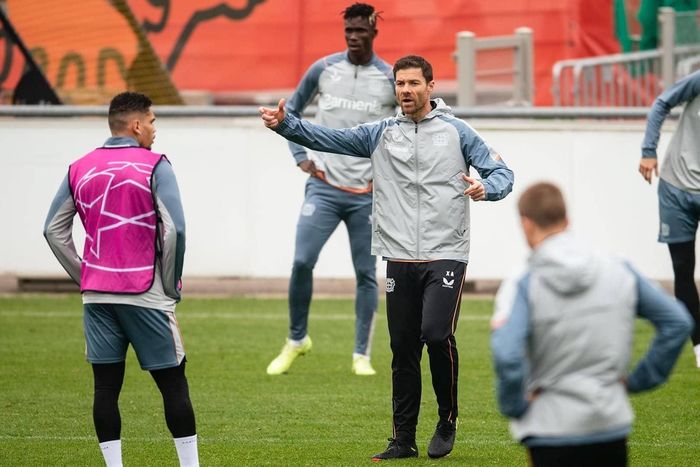  Cựu tiền vệ Real Madrid còn nhiều việc phải làm để cứu vãn mùa giải của Leverkusen. Thậm chí nếu tiếp tục để CLB nước Đức chơi kém, Alonso có thể bị sa thải. Hợp đồng giữa Leverkusen và Xabi Alonso có thời hạn đến ngày 30/6/2024. Trước đó, anh huấn luyện đội trẻ Real Sociedad. 