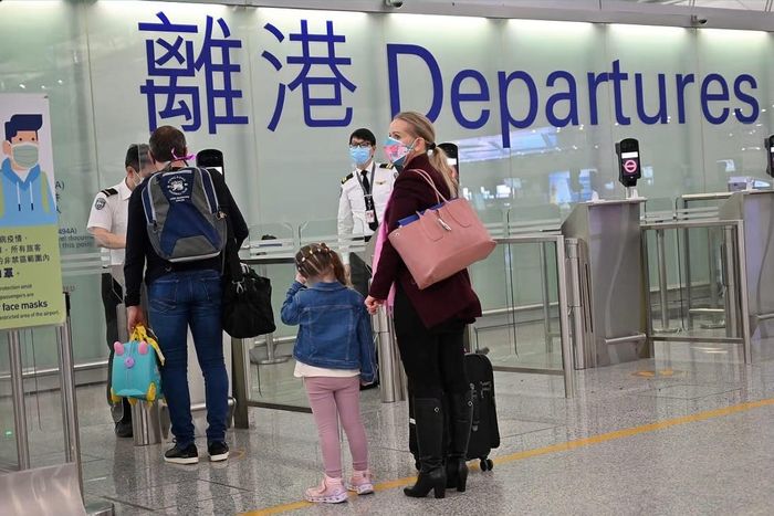  Gia đình người nước ngoài khởi hành từ sân bay quốc tế Chek Lap Kok của Hong Kong. Ảnh: AFP. 