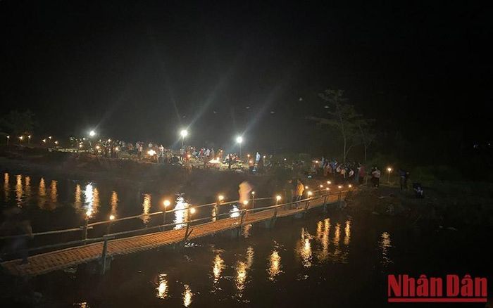 Ngay trong buổi đầu hoạt động, bản Nà Sự đã đón gần 300 khách đến tham quan, khám phá, trải nghiệm.