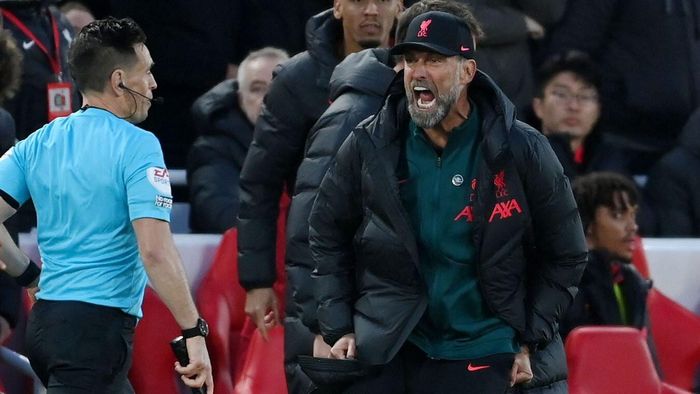 HLV Klopp bị truất quyền chỉ đạo vì phản ứng thái quá