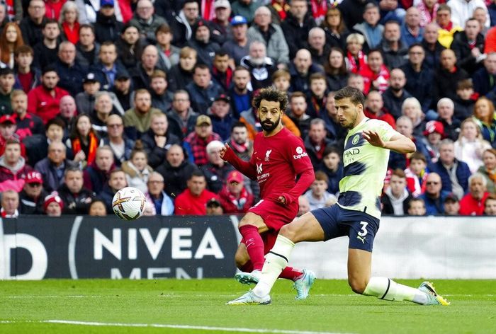 Salah luôn bị Dias theo sát