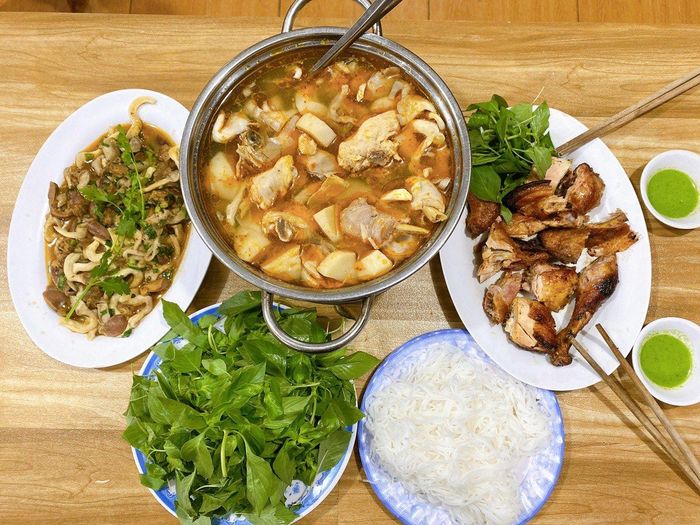 Lẩu gà lá é có hương vị đặc biệt lạ khi ăn ở Đà Lạt. Ảnh: Lẩu gà lá é 668